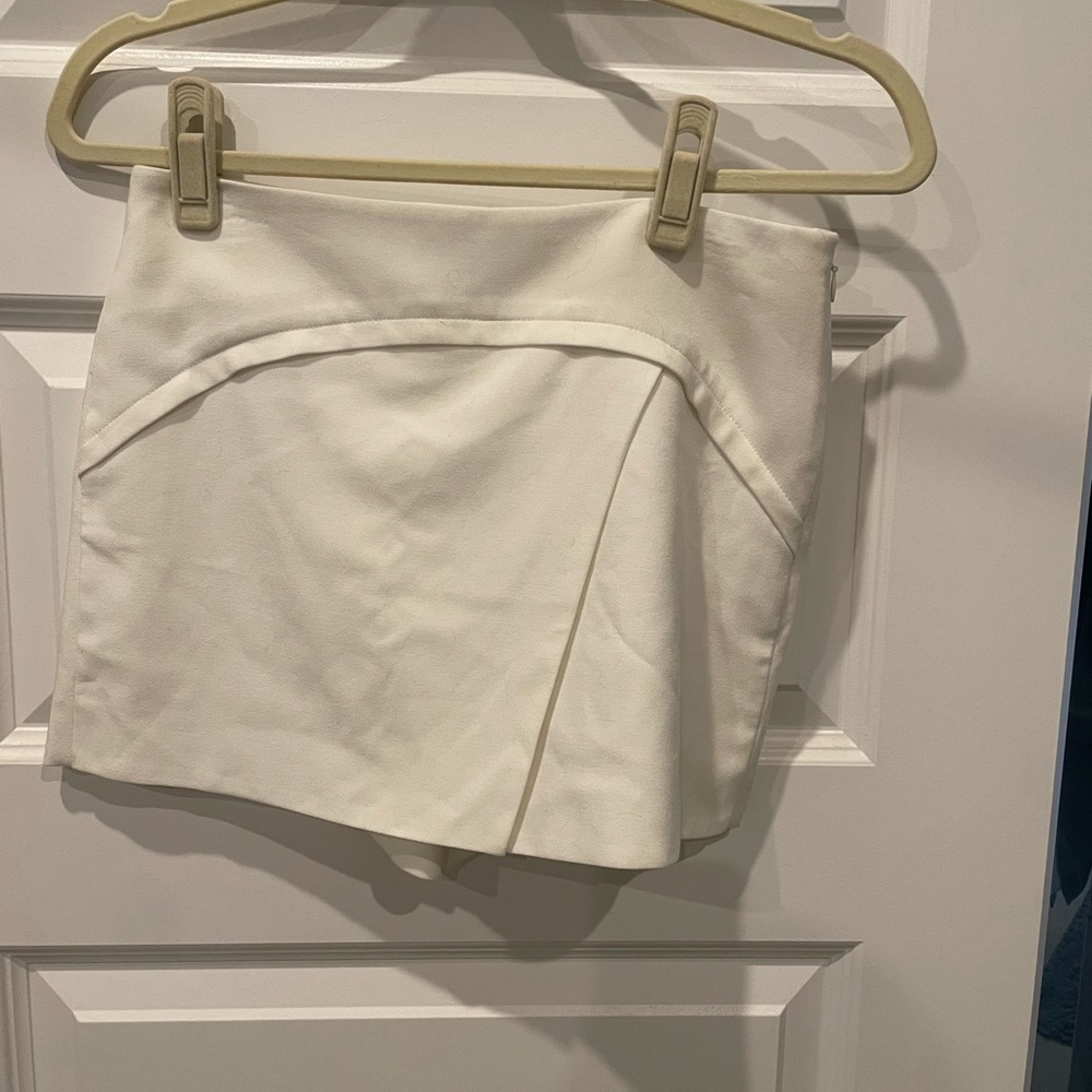 BCBG white envelope skort
